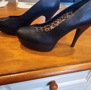 Kenneth Cole Reaction Black Platform Pumps, size 10.